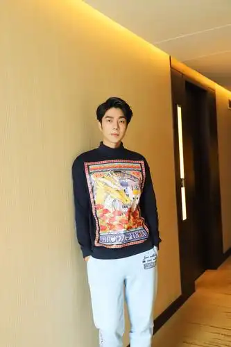 袁成杰陈芊芊亮相上海时装周 活力造型青春满分