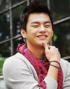 徐仁国 徐仁国曾经参加过jyp的试镜,但当时因为体重(86kg)而落选了.