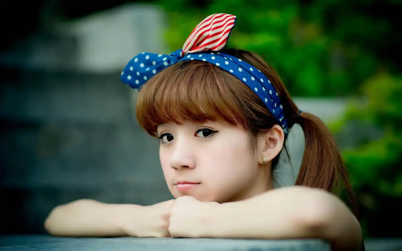 精选清纯可爱唯美的嘟嘴少女桌面壁纸下载