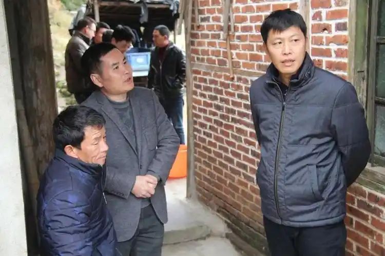 县长陈显卿深入均口镇调研指导精准脱贫和乡村振兴工作