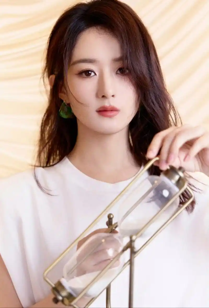 赵丽颖一身白色服装美照曝光,高贵优雅魅力四射,太迷人了!