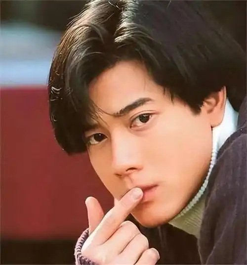 方媛郭富城一家晒全家福庆生,59岁郭富城太年轻,两个女儿颜值高