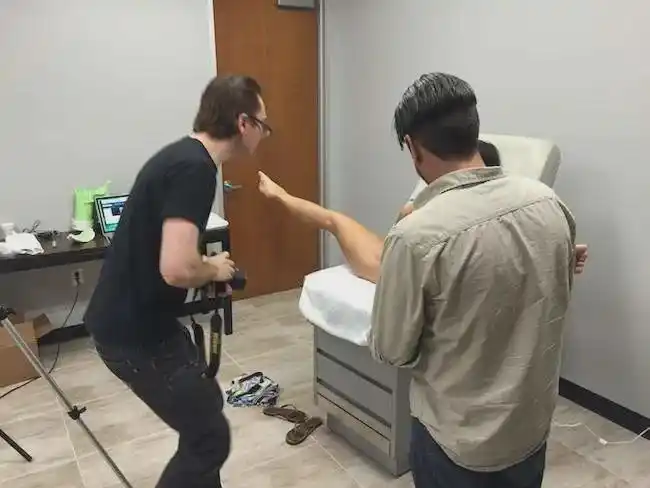 日本的小电影拍摄现场并不是那么的乌烟瘴气,它是文明的,受法律约束的