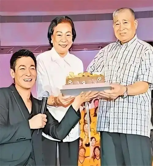 刘德华女儿首次公开露面,和妈妈看爸爸演出,高鼻梁大眼睛很好看