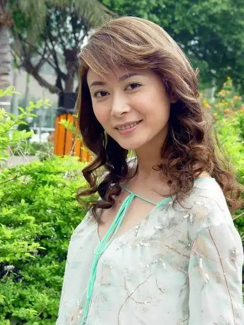 她是《还珠格格》的"塞娅公主",生活低调,如今女儿比她还美