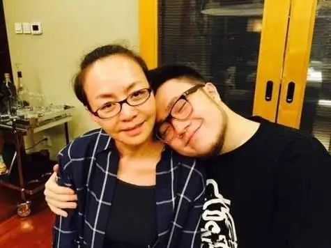 有意思的是,宋丹丹带着和前夫生的儿子巴图,赵玉琦带着和前妻生的女儿