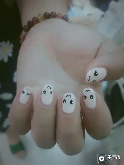 圆形可爱手绘粉色可爱么么哒美甲图片