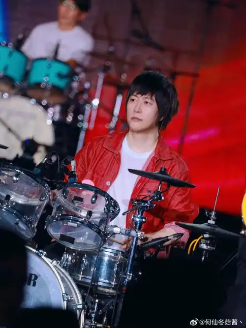 阿信敲鼓超帅,喝水超帅,转身超帅,背影也超帅南京站先出点单人图