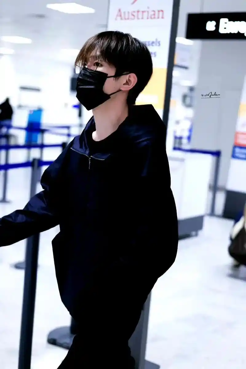 不是 你们哥俩约好的是吧01#王俊凯杭州飞重庆 #易烊千玺回 - 抖音