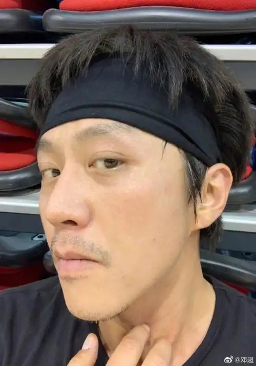 邓超自拍秀浓密发量 戴发带斜睨镜头面带汗水