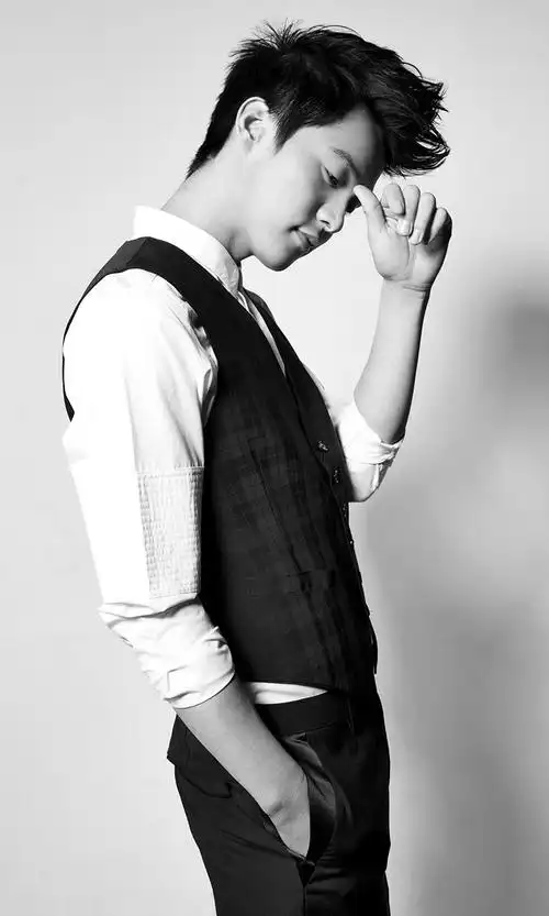 马天宇暖男黑白写真手机壁纸