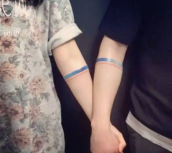 ▼ 绑在一起有很多办法,比如这个纹身丝带.▼ 可爱的红线!