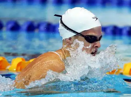 图文:琼斯创女子200米蛙泳世界新纪录 在比赛中