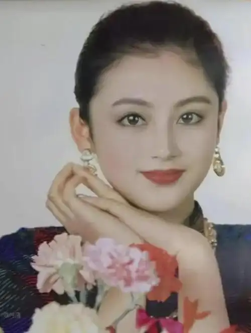 陈凯歌携三婚老婆走红毯小17岁陈红断崖式衰老满脸沧桑