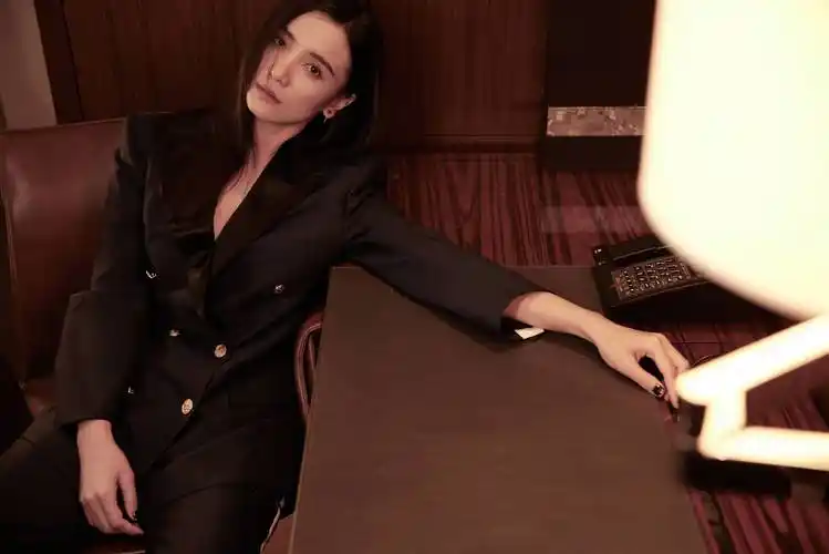 宋佳出席路易威登2022春夏女装秀 利落西装酷似女舰长