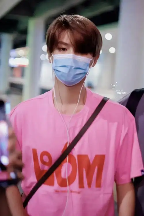 08粉色真的好适合黄明昊呀,是夏天的味道了～帅t恤:nss labcr见水印