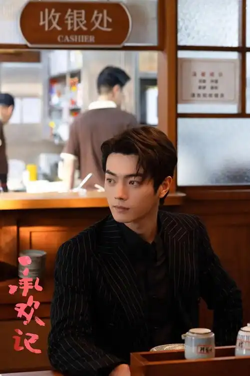 怎么还是这样子……  好奇去搜了一下许凯,我发现他现代剧里的妆容