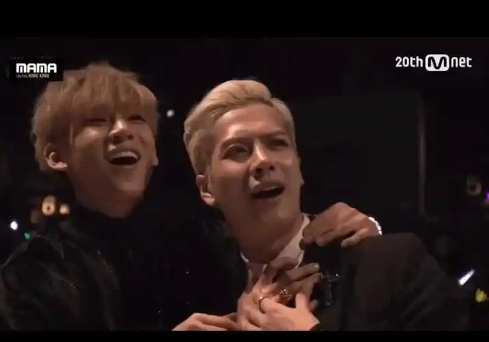 王嘉尔看朴振英穿透明雨衣的表情,今日份快乐源泉get!