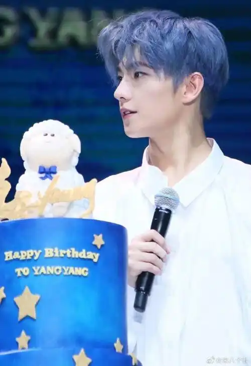 杨洋17年蓝发造型