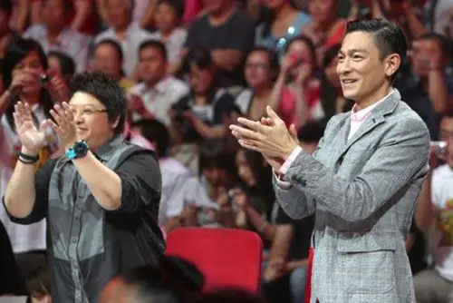 刘德华,韩红起身为"儿女"欢呼