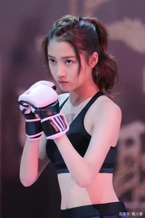 关晓彤健身,意外露出好身材!