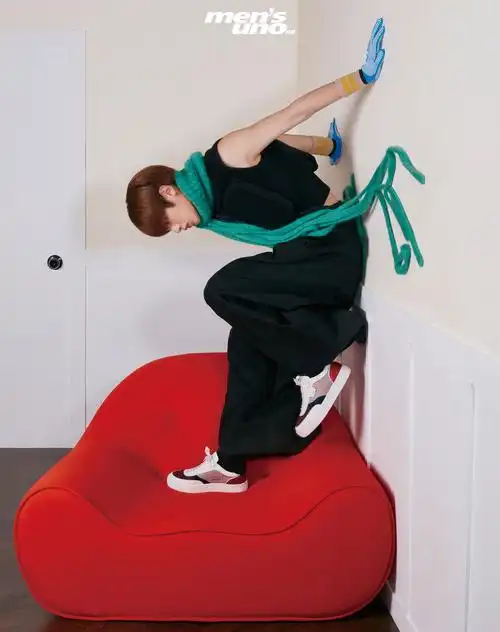 黄明昊风度mensuno内页公开在平行世界挑战新鲜和未知