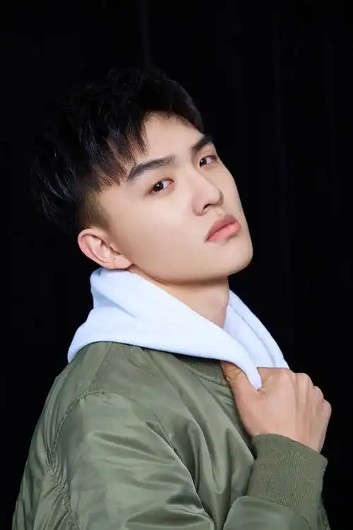 年轻实力演员郑伟明星植入,明星翻包合作流程_手机搜狐网