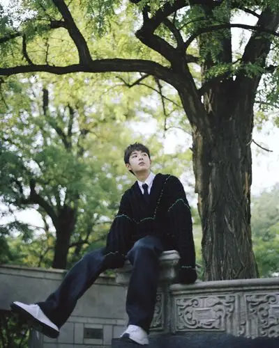 吴宇恒花园胶片感大片释出假日复古感诠释夏日影像