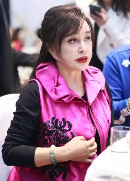 刘晓庆生图又崩了皮肤紧绷笑容僵硬比旁边天然脸的陈冲差太多