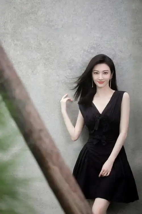 景甜深v小黑裙##景甜黑色连衣裙大片