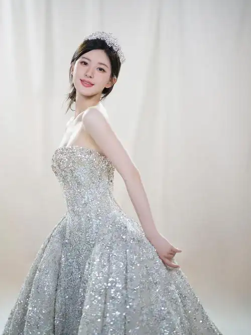 赵露思生日美照曝光 穿闪耀银河裙秀好身材