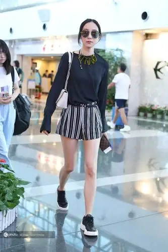 你的雪姐已上线韩雪穿短裤秀又瘦又直大长腿