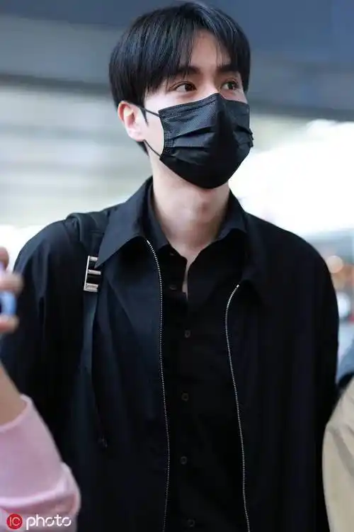 胡一天上海机场出发身穿黑色夹克低调帅气