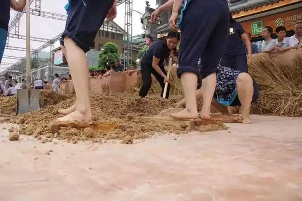 还记得前几年有一条新闻,说的是茅台酒厂的酒曲,都是妙龄少女光脚踩