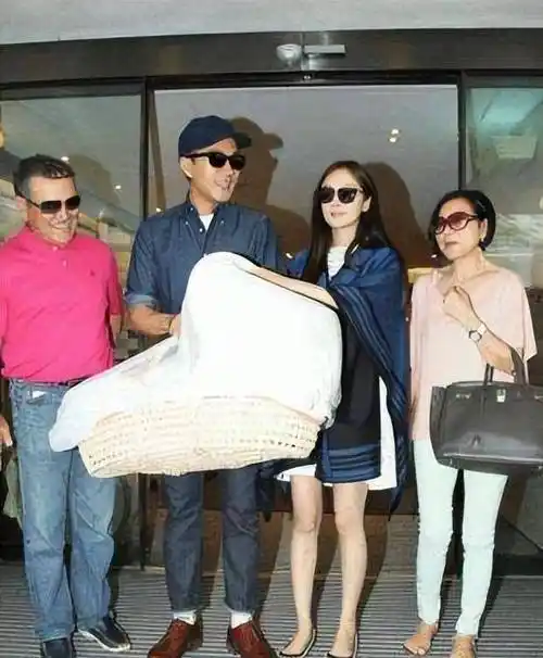 太专注自己的事业,就把不停的拍戏演戏了,在生下女儿后的杨幂月子还没