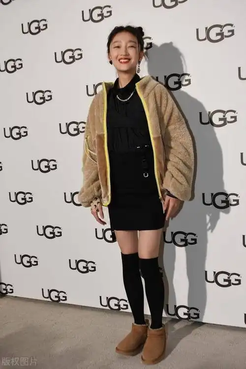 周冬雨真是时髦女孩,穿毛绒外套配雪地靴超可爱,扎哪吒头更减龄