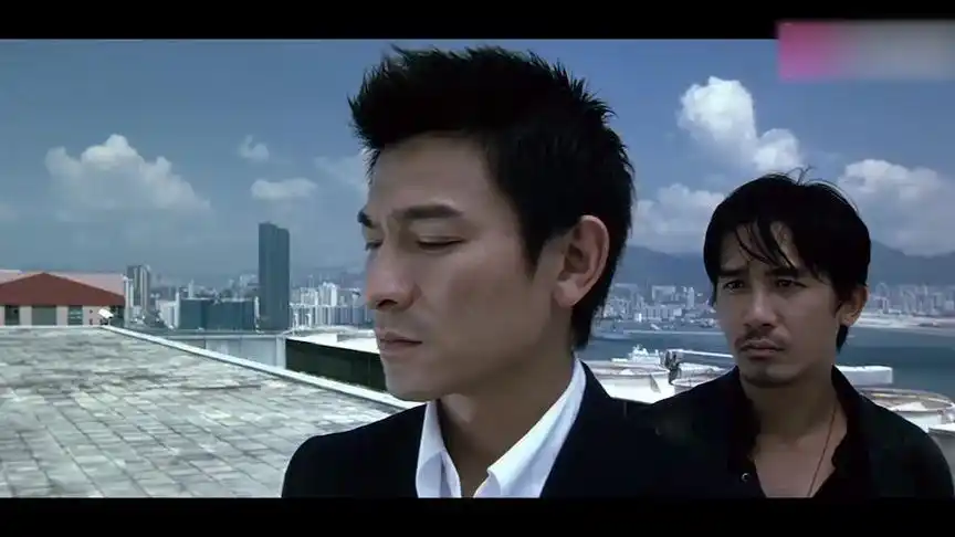 无间道最经典一幕,梁朝伟与刘德华天台对峙,梁朝伟拔枪时真的帅