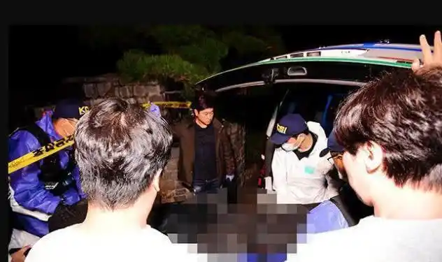 崔雪莉遗体运送现场,大批记者围堵抓拍