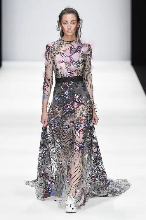 2020夏季连衣裙女装刺绣工艺趋势预测满版绣繁花似锦