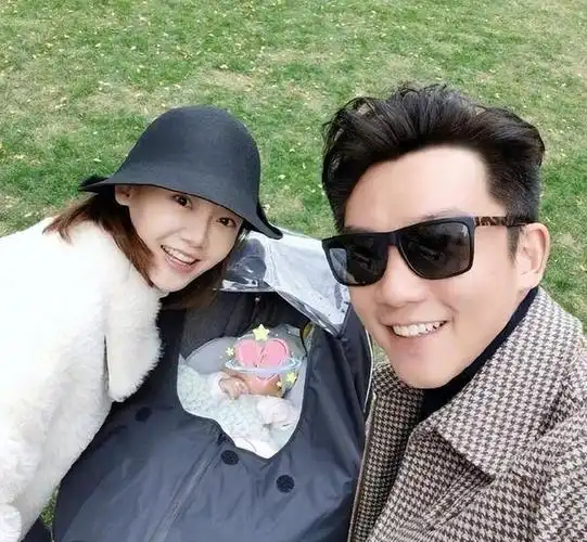 苗苗全家出游,郑恺携子女同行,孩子清晰正面照首次公开!