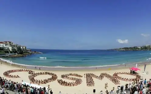 悉尼海滩比基尼盛宴千名美女上演泳衣秀