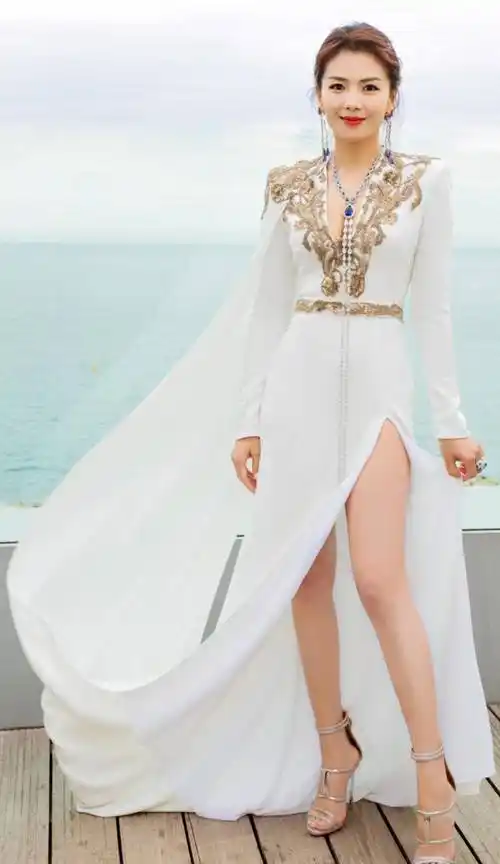 原创刘涛身材和气质绝了穿一袭白色连衣裙拍时尚大片美丽动人