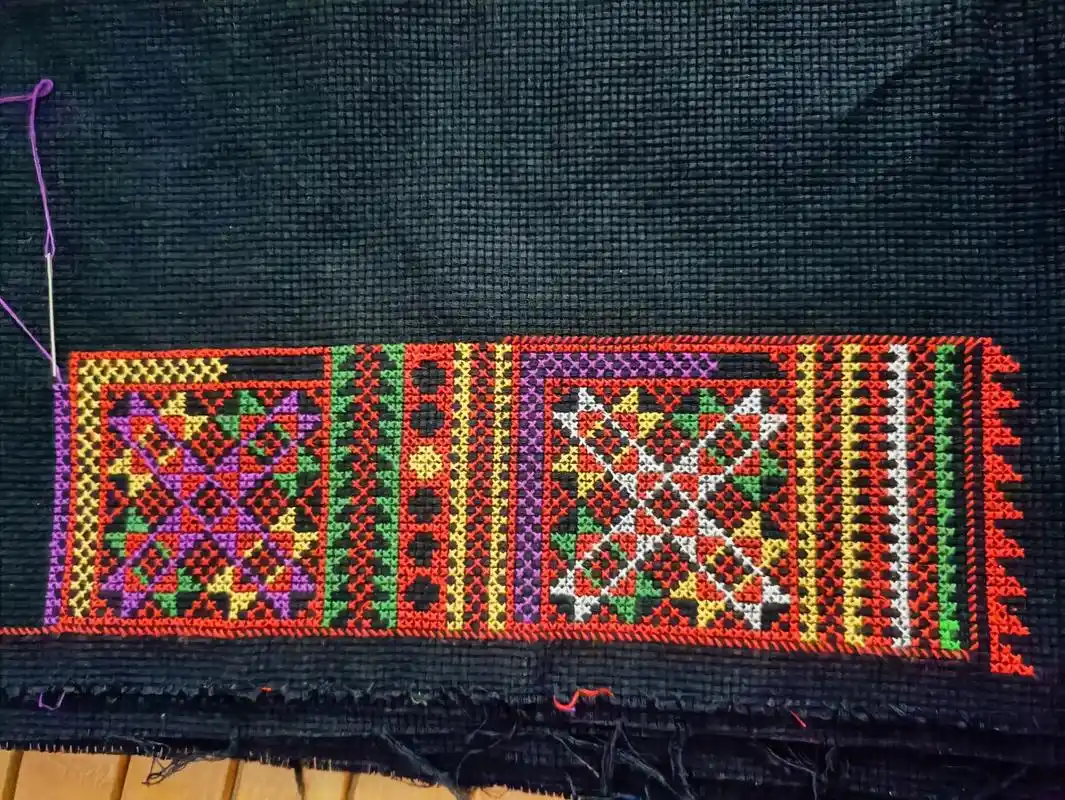 瑶族绣花根据资源镇表姐提供瑶族老一辈所穿衣服图案绣的,不会 -抖