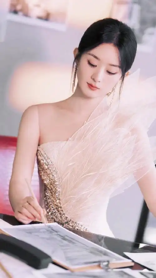 赵丽颖|把翎羽穿在身上,今天是超仙的白凤凰!