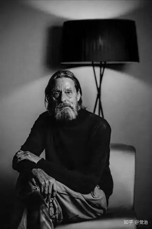 英俊的行为艺术家乌雷