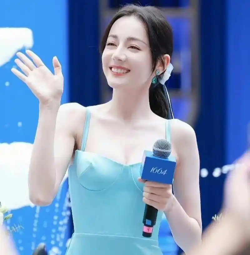 迪丽热巴,赵露思两位美女撞款了,这件蓝色裙子谁穿更漂亮?