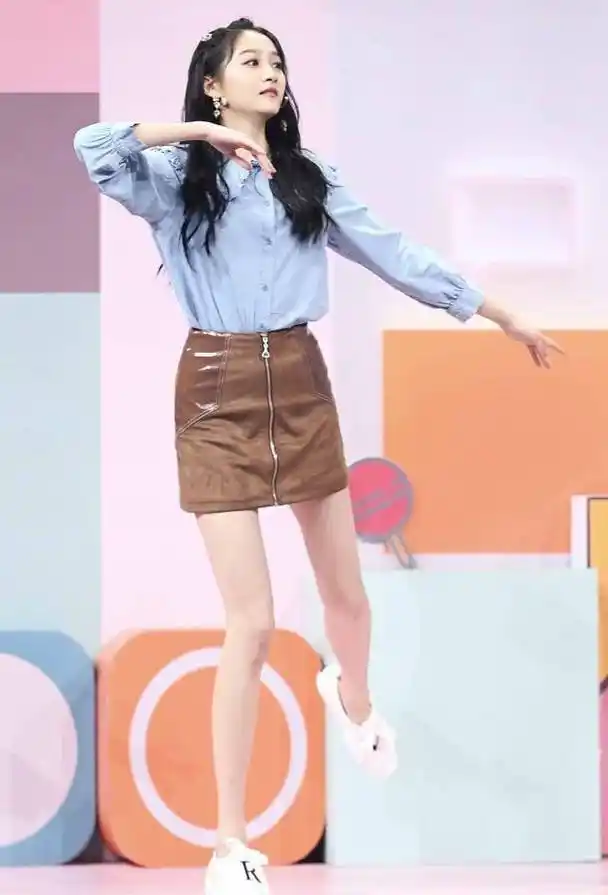 在娱乐圈里,关晓彤的身高优势是比较明显的,她也