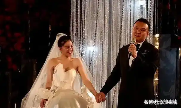 婚礼现场,很多知名演员歌手都参加了,吉克隽逸还做了李嘉格的伴娘