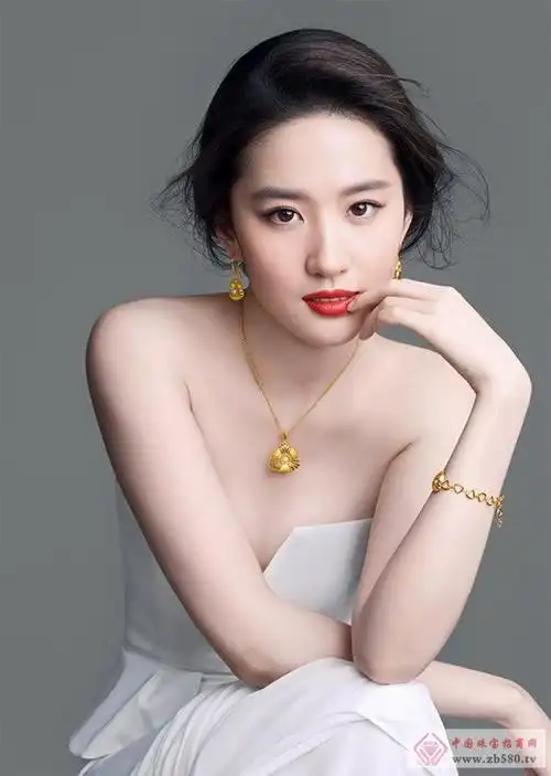 刘亦菲珠宝大片奢华来袭红唇抢镜裸肩诱人
