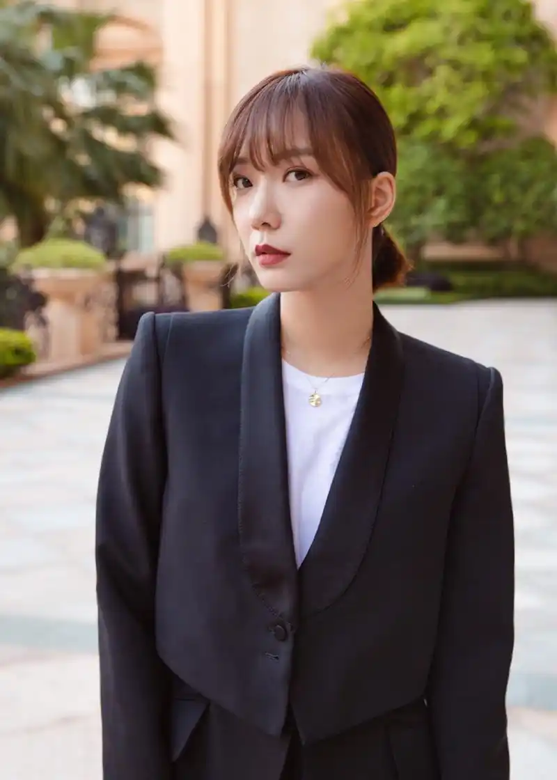 为王珞丹打call,一身拼接西装配暗红色口红,气场太强大了